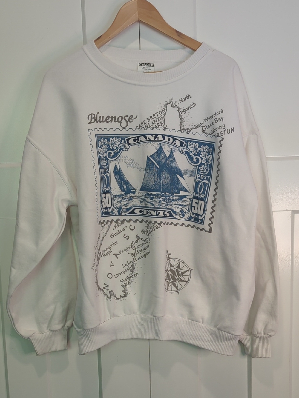 1990s Nova Scotia White 'Bluenose' Canada Stamp Graphic Souvenir Sweatshirt XL